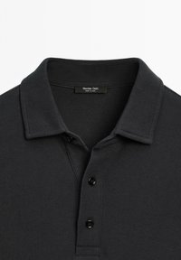 Černé polo tričko vyrobené z texturované tkaniny, s klasickým límcem, t�řemi černými knoflíky a štítkem s logem "Massimo Dutti".