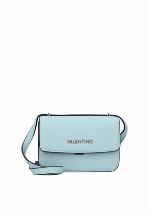 Hellblaues Leder-Umhängetäschchen mit Klappe, silbernem "VALENTINO"-Logo und kontrastierendem schwarzen Rand. Verstellbarer Riemen inklusive.