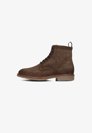 Bruine suède enkelboot met ronde neus, vetersluiting, gestructureerd oppervlak, trekband en rubberen zool met gripdetails.