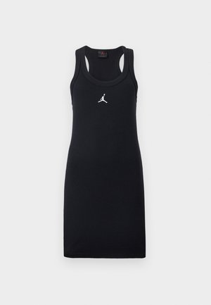 Sort ærmeløs ribbet kjole med racerback-stil og lille hvidt Jumpman-logo centreret på brystet mod en ensfarvet baggrund.