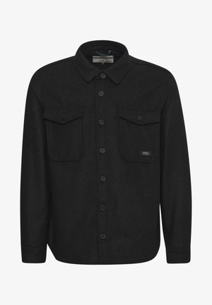 Czarna koszula zapinana na guziki, wykonana z materiału o miękkiej teksturze. Posiada dwie kieszenie na piersi oraz kołnierzyk. Prosty design bez wzorów.