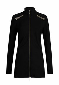 Czarna kurtka z wysokim kołnierzem, zamkiem błyskawicznym z przodu i dwoma zamkami na ramionach. Miękki materiał, długie rękawy i elegancki krój.
