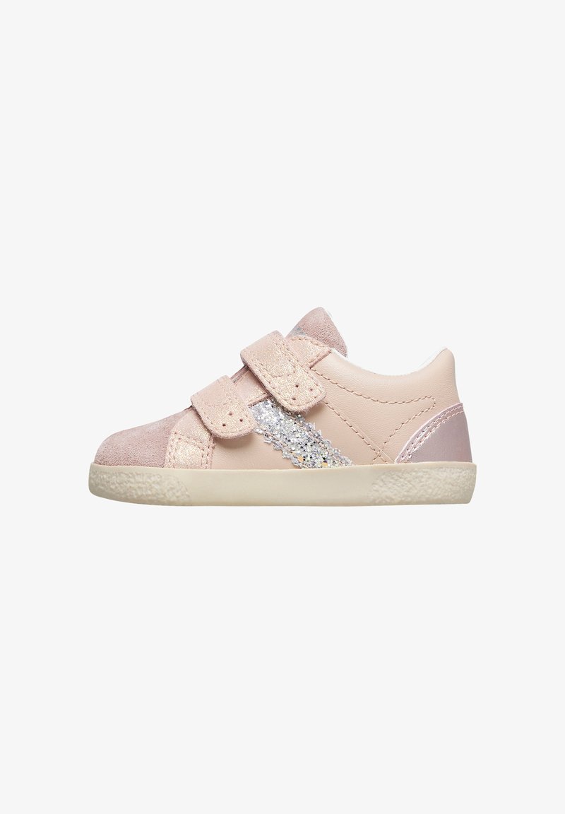 Sneakers in pelle rosa con due cinturini in velcro, dettagli laterali glitterati argento e suole texturizzate. Presentano materiali scamosciati e lucidi.