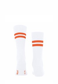 Weiße Socken mit zwei orangefarbenen horizontalen Streifen am oberen Rand. Weicher, gerippter Stoff. Kleines "FALKE"-Logo und Größe in Orange an der Ferse gedruckt.