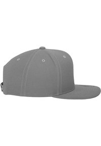 Grijze snapback pet met een vlakke rand, gestructureerd design, zes ventilatie-oogjes en een verstelbare riem aan de achterkant.