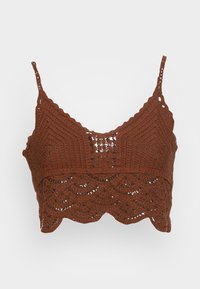 Hnědý háčkovaný crop top s tenkými ramínky, vlnitými okraji a složitými pletenými vzory na přední části a lemu.