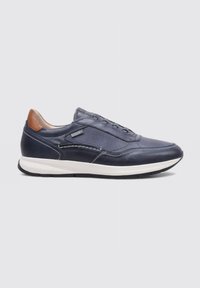 Zapatilla de cuero azul marino con acentos de malla, diseño de cordones, tapa de talón en color marrón claro, media suela blanca y superficie texturizada.