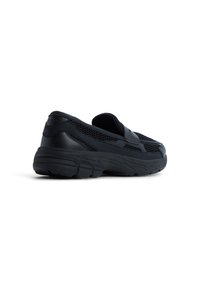 Scarpa sportiva nera con tomaia in mesh traspirante, colletto imbottito e suola in gomma spessa con battistrada testurizzato per una migliore aderenza.