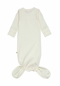 Dětský spací pytel s dlouhým rukávem z měkké krémové látky, se zaobleným dnem a zavazováním ve spodní části, s jednoduchým knoflíkem na zádech.