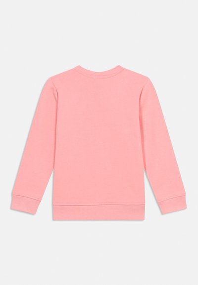 Μαλακή ροζ μακρυμάνικη μπλούζα φούτερ που εμφανίζεται από πίσω με ριμπ μανσέτες, τελείωμα και γιακά σε απλό ανοιχτό φόντο.