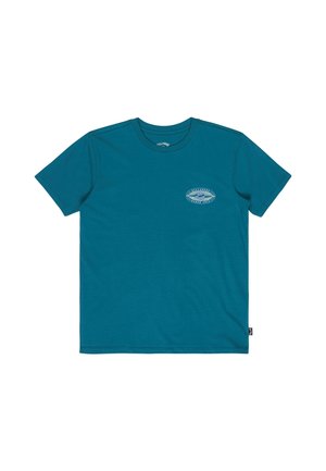 Prosty, morski t-shirt z krótkim rękawem i okrągłym dekoltem, z małym okrągłym wzorem fali i nazwą marki na lewej stronie klatki piersiowej.