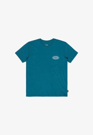 Prosty, morski t-shirt z krótkim rękawem i okrągłym dekoltem, z małym okrągłym wzorem fali i nazwą marki na lewej stronie klatki piersiowej.