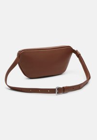 Borsa a tracolla in pelle marrone con una forma elegante e tondeggiante. Materiale testurizzato, cinghia regolabile e dettagli in hardware color argento.