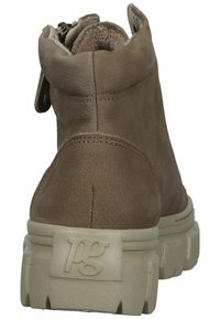 Stivale alla caviglia in pelle marrone con una finitura testurizzata, dotato di chiusura con zip e suola spessa di colore chiaro con dettaglio del logo.