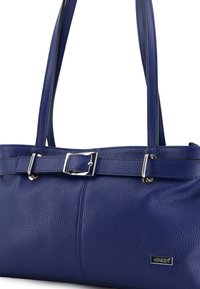 Blaues Leder-Umhängetasche mit strukturiertem Finish, ausgestattet mit silbernen Beschlägen, einer Schnallendetail und doppelten Schulterriemen. Markenname-Tag sichtbar.