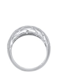 Sølvring med en fletning designet med en glat finish og afrundet inderside, der fremviser en poleret metallisk overflade.
