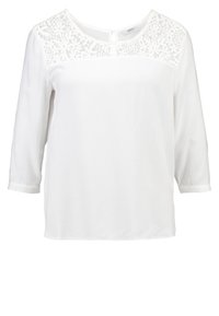 Vit blus med trekvartslånga ärmar, spetsdetalj på oket, rund halsringning och en slät yta. Knäppning bak.