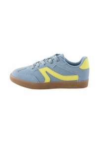 Helles blaues Sneaker mit strukturiertem Obermaterial, gelben Akzenten an der Seite und Ferse sowie einer braunen Gummisohle, ausgestattet mit einer Schnürdesign.