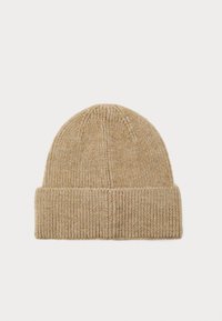 Gorro de punto en beige claro, con un dobladillo y textura acanalada. Material suave con un acabado liso y diseño simple.