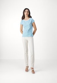Mads Nørgaard STRIPE TEASY TEE - T-Shirt print - brilliant white/mediterranian blue