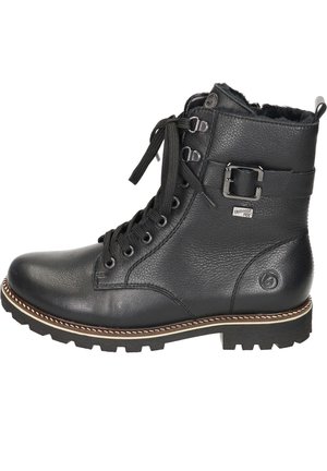 Bottine en cuir noir à lacets sur le devant, détail de boucle en métal, semelle épaisse et couture beige. Présente une surface texturée et un design robuste.