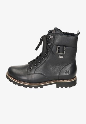 Schwarze Lederschnürstiefelette mit Schnürung an der Vorderseite, metallischem Schnallendetail, dicker Sohle und beigem Stich. Verfügt über eine strukturierte Oberfläche und ein robustes Design.