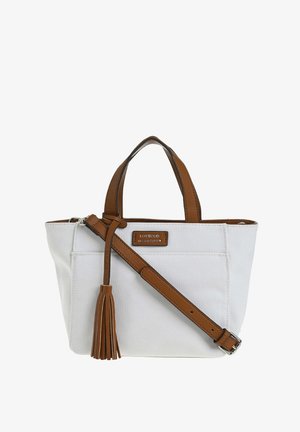 Sac à main en toile blanche avec poignées en cuir brun, bandoulière réglable, détail de pompon, et une petite étiquette de marque sur la poche avant.