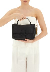 Borsa a tracolla in pelle nera con pattina frontale, manico superiore e dettagli in metallo dorato. Texture morbida e forma rettangolare con un dettaglio intrecciato.