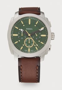 Montre chronographe verte avec boîtier argent texturé, bracelet en cuir marron, accents jaunes et trois sous-cadrans pour un suivi horaire détaillé.