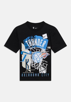 Čierne tričko s modro-bielymi basketbalovými grafikami Oklahoma City Thunder, vrátane obruče, lopty a tímových log.