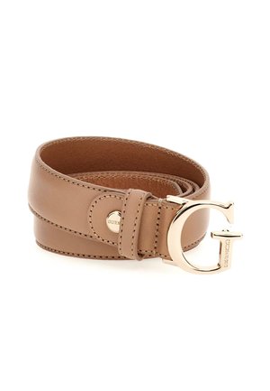 Leren riem in tan kleur met een glanzende gouden G-vormige gesp en subtiele stiksels. Heeft een soepele textuur en een verstelbare pasvorm.