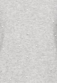 Maglione grigio lavorato a maglia con una texture morbida e piccoli accenti di perline bianche distribuiti uniformemente sul tessuto.