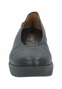 Zapato de cuero negro con puntera redondeada, perfil bajo y superficie texturizada. Cuenta con una cremallera lateral y una suela de goma para tracción.