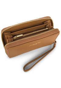 Portefeuille en cuir marron avec un fini texturé, doté d'une fermeture éclair dorée, de plusieurs emplacements pour cartes et d'une bandoulière amovible.