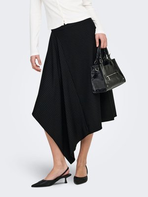 Falda negra asimétrica con rayas verticales finas, confeccionada en tela texturizada, combinada con un bolso negro con relieves de cocodrilo y zapatos de tacón negro con tira trasera.