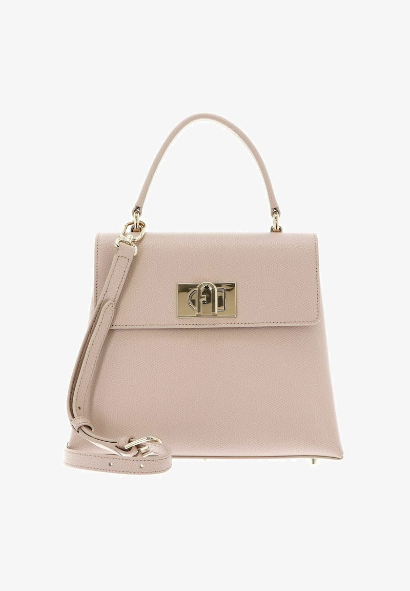Sac à main en cuir rose clair au design structuré, avec quincaillerie en or et une bandoulière détachable. Il dispose d'une poignée supérieure et d'une texture subtile.