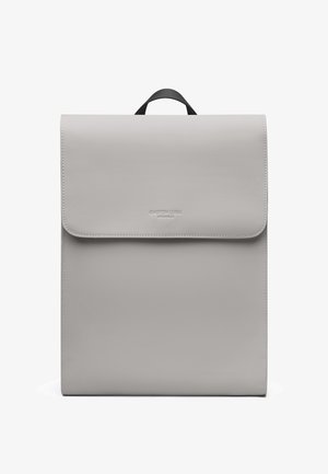 Minimalistische lichtgrijze rechthoekige rugzak met bovenvlak en klein zwart handvat, met subtiel reliëf merklogo op de voorklep.