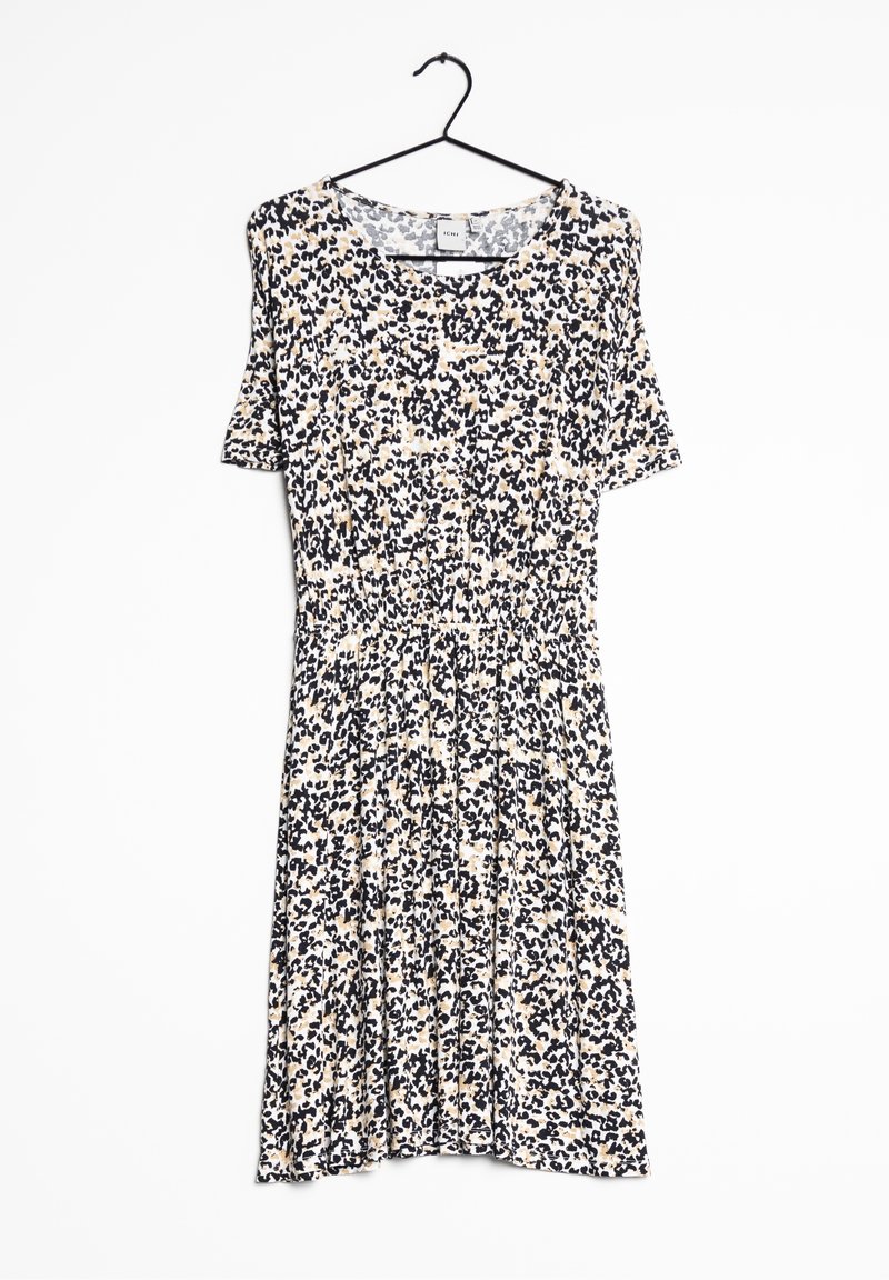 Robe à manches courtes, longueur genou, avec imprimé léopard noir et beige sur tissu blanc, suspendue à un cintre noir sur fond blanc.