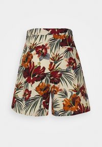 Květinové kraťasy vyrobené z lehkého materiálu, s krémovým pozadím, na kterém se nachází velké červené a oranžové květy hibiskusu a zelené listy.