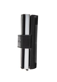 Portafoglio in pelle nera con una cinghia sicura, design minimalista e un accento in metallo argento per carte o documenti. Forma compatta e slanciata.