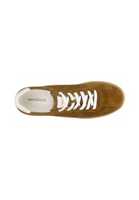 Bruine suède sneaker met witte veters en witte hielpatch van bovenaf gezien, met merknaam binnenin zichtbaar.
