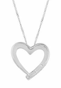 Strieborný prívesok v tvare srdca na kovovom retiazke, s otvoreným dizajnom a tromi malými okrúhlymi akcentovými kameňmi. Povrch s hladkým finišom.