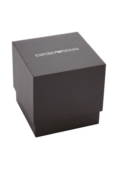 Schwarze quadratische Schachtel mit Deckel, Emporio Armani gebrandmarkt, auf weißem Hintergrund geschlossen gezeigt.