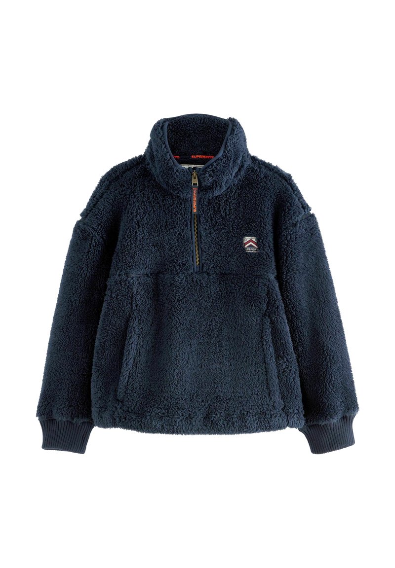 Pull-over en polaire bleu marine avec col haut, demi-fermeture éclair à l'avant, surface texturée, poignets côtelés et poche avant avec un patch de marque.
