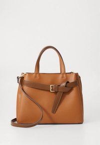 Brun læderhåndtaske med struktureret form, to øverste håndtag, skulderrem og spænde detalje. Glat tekstur med kontrastsyninger.