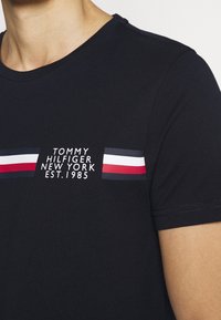 Tommy Hilfiger Triko s potiskem - dark blue