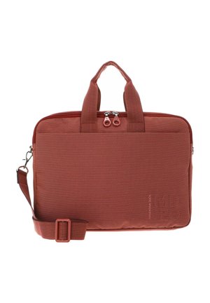 Sacoche pour ordinateur portable en tissu rouge texturé avec double poignée, poche avant zippée et bandoulière ajustable avec attache à clip.