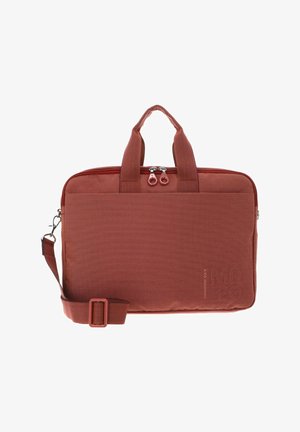 Sacoche pour ordinateur portable en tissu rouge texturé avec double poignée, poche avant zippée et bandoulière ajustable avec attache à clip.
