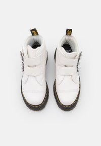 Dr. Martens Kotníkové boty na platformě - white