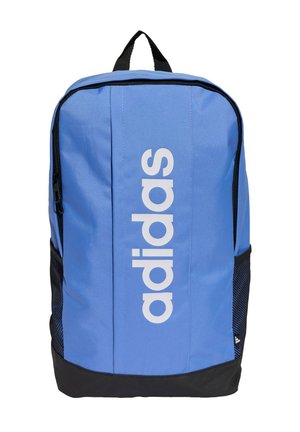 Zaino blu con grande logo bianco "adidas", realizzato in tessuto resistente, dotato di tasche laterali in rete nera e base nera. Include spallacci regolabili.